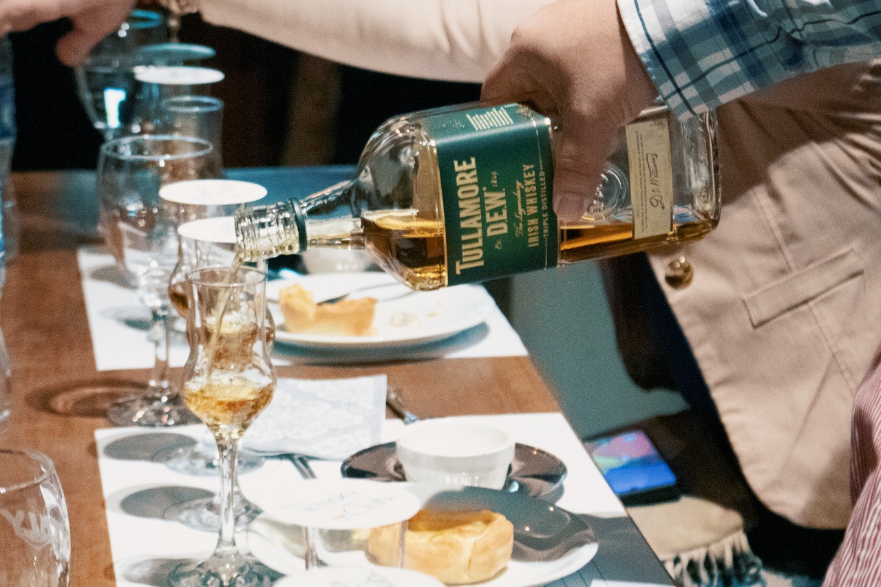 Sirviendo el Tullamore Dew